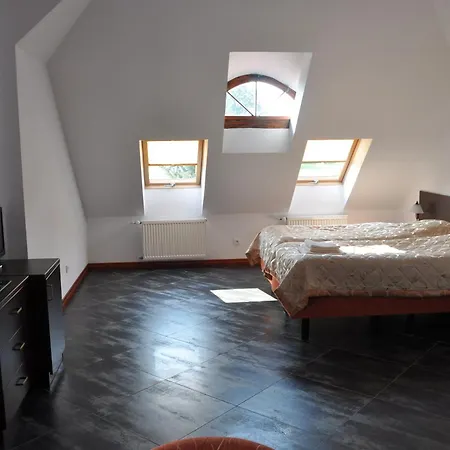 Dworek Bogdanka Trzebin